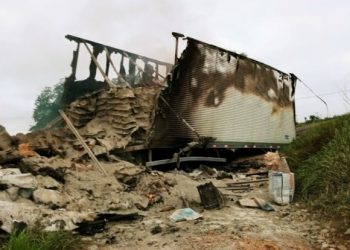 Baú de carreta com carga de cimento é destruída pelo fogo na BR 324