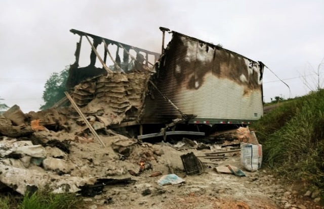 Baú de carreta com carga de cimento é destruída pelo fogo na BR 324