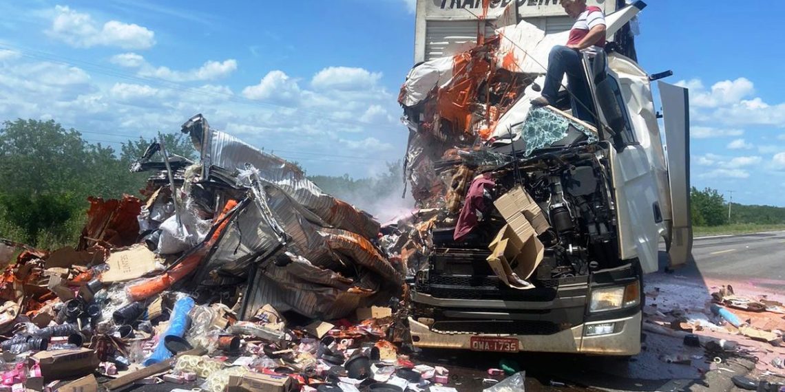Duas carretas ficam completamente destruídas após colisão e motoristas têm apenas ferimentos leves