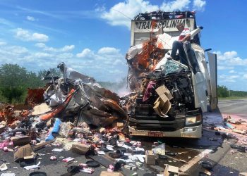 Duas carretas ficam completamente destruídas após colisão e motoristas têm apenas ferimentos leves