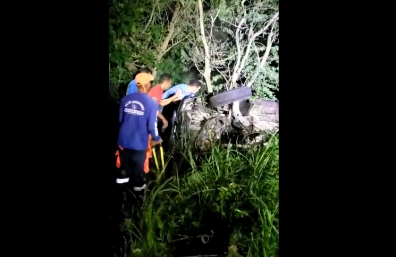 Brigada Anjos Jacuipenses é acionada para socorrer vítimas de mais um carro que caiu em rio