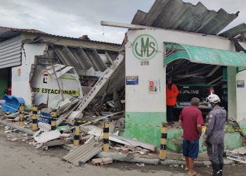 Dois mortos e três feridos após carro desgovernado invadir loja