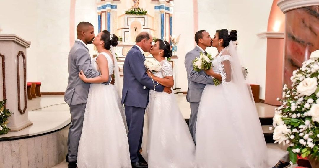 Mãe e filhas realizam sonho e se casam juntas: “Um sonho realizado ver minhas filhas casando junto comigo”