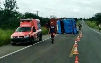 Carreta tomba na BR 324 e pai e filho são socorridos pela Brigada Anjos Jacuipenses