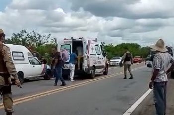 Dois veículos batem em guard-rail da BR 324 e capotam após serem fechados por carreta (atualizada)