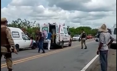 Dois veículos batem em guard-rail da BR 324 e capotam após serem fechados por carreta (atualizada)