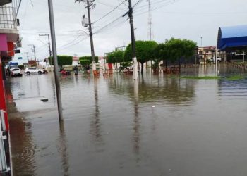 Forte temporal alaga ruas e praças do centro da cidade de Cansanção