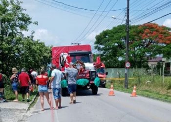 SC- Idoso vestido de Papai Noel morre atropelado após cair da carroceria de caminhão