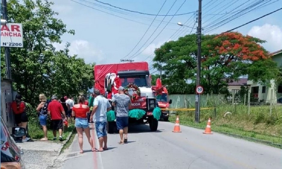 SC- Idoso vestido de Papai Noel morre atropelado após cair da carroceria de caminhão