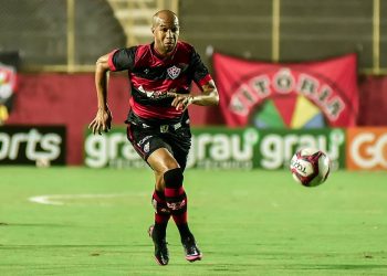 Vitória vai renovar contrato com são-dominguense Dinei até o fim de 2022