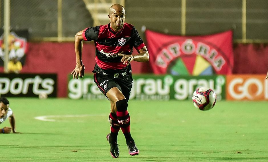Vitória vai renovar contrato com são-dominguense Dinei até o fim de 2022