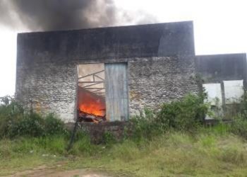 Galpão de material reciclável pega fogo na BA-120