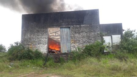 Galpão de material reciclável pega fogo na BA-120
