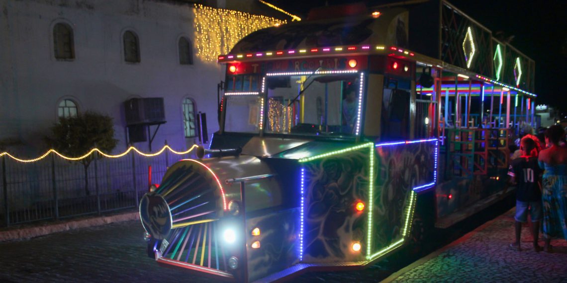 Veja fotos do “Monte Iluminado” decoração natalina na cidade