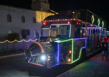 Veja fotos do “Monte Iluminado” decoração natalina na cidade