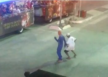 Natal Luz Coité – Mutuca Hot Dog ‘cai na dança’ ao som do trenzinho; confira