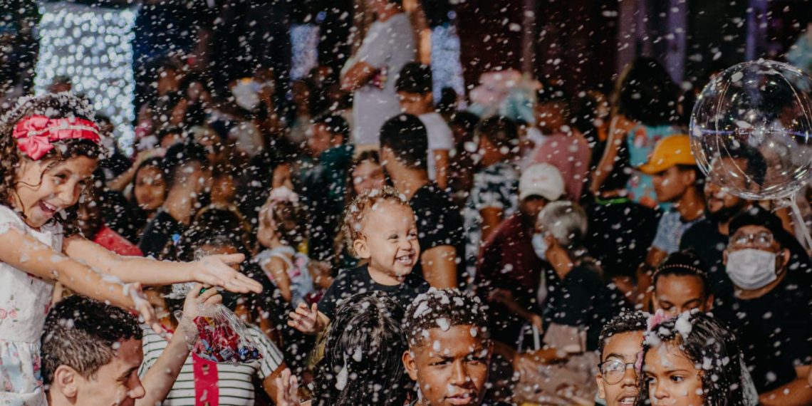 Decoração natalina em Serrinha é inaugurada com direito a ‘neve’