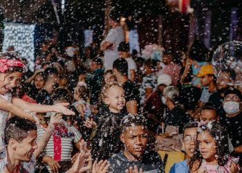 Decoração natalina em Serrinha é inaugurada com direito a ‘neve’