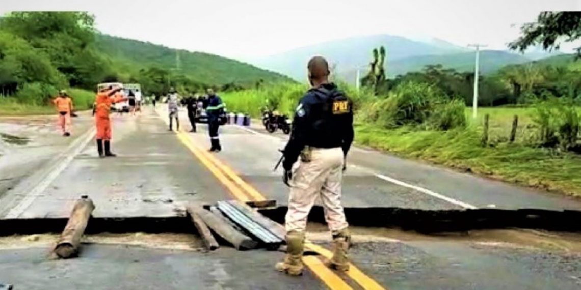 Chuvas causam interdição em trechos de 10 rodovias federais na Bahia