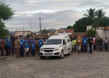 Sepultamento do corpo do professor e radialista Ricardo de Carvalho é marcado por muita homenagem