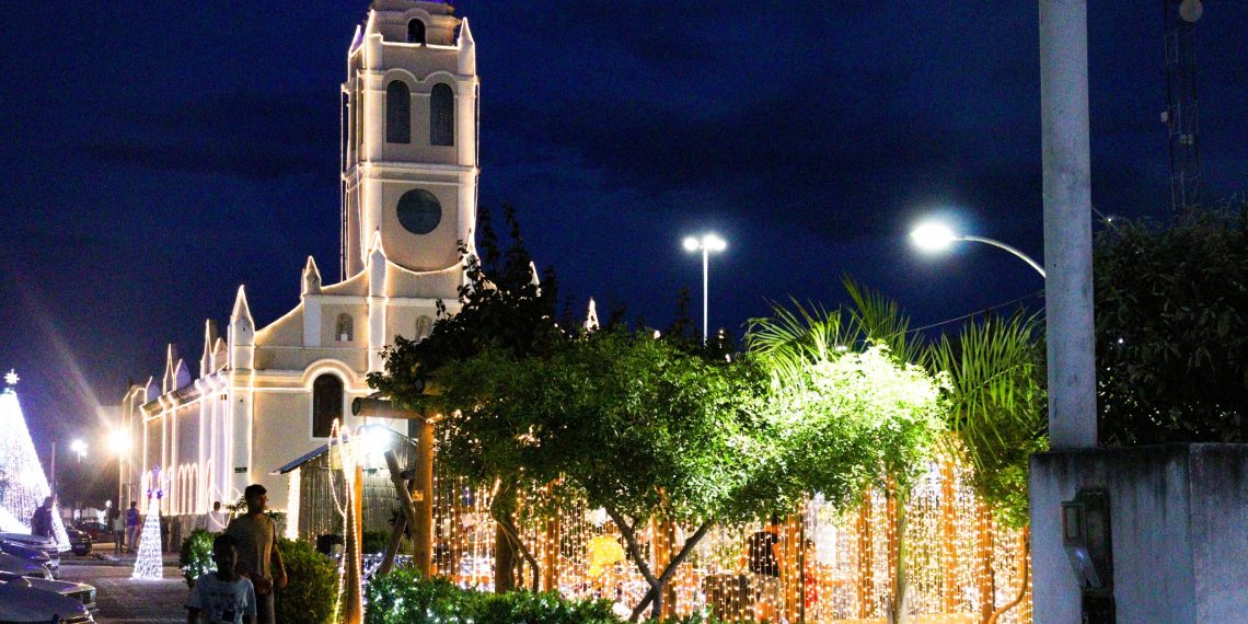 População de Valente se empolga com belíssima decoração natalina