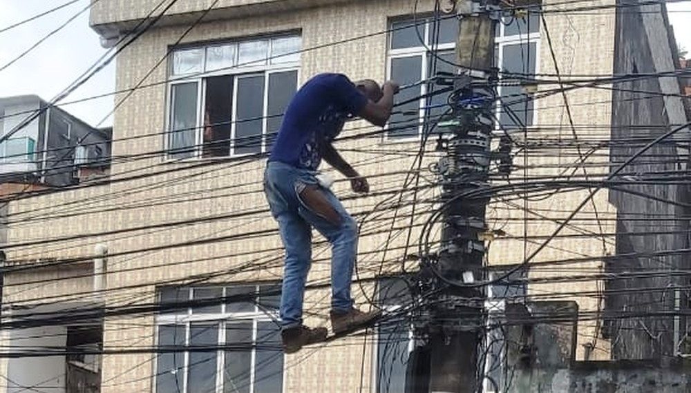 Salvador – Homem fica preso em fiação de poste; testemunhas dizem que ele fugia após tentativa de assalto