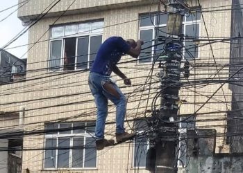 Salvador – Homem fica preso em fiação de poste; testemunhas dizem que ele fugia após tentativa de assalto