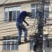 Salvador – Homem fica preso em fiação de poste; testemunhas dizem que ele fugia após tentativa de assalto