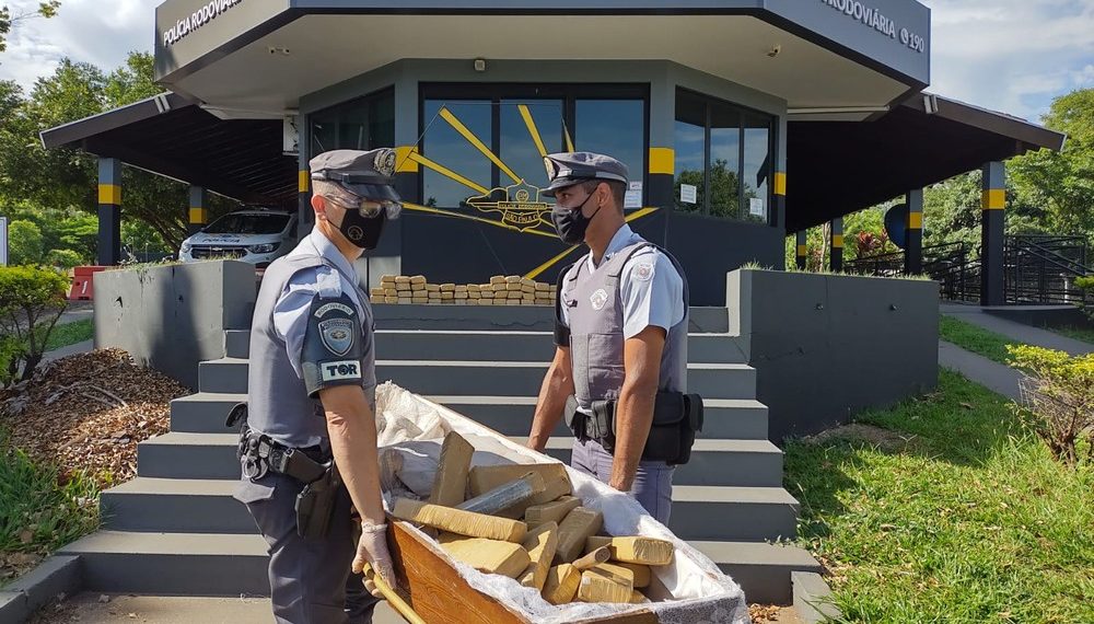 SP – Polícia Rodoviária apreende droga escondida em caixão dentro de carro funerário