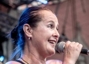 Cantora tcheca morre após pegar covid-19 propositalmente para obter anticorpos