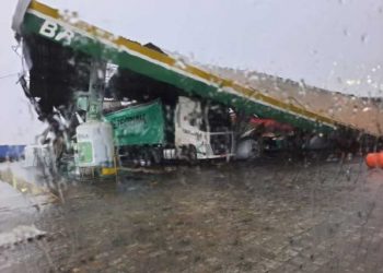 Durante temporal, cobertura de posto de combustíveis desaba em Poções