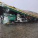 Durante temporal, cobertura de posto de combustíveis desaba em Poções