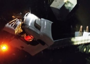 Carreta cai de ponte na BR 324 e motorista sofre apenas ferimentos leves (vídeos)