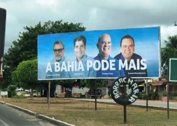 Outdoors com foto de ACM Neto, Elmar Nascimento e apoiadores são vistos às margens da BR 324