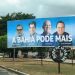 Outdoors com foto de ACM Neto, Elmar Nascimento e apoiadores são vistos às margens da BR 324