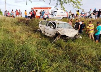 Acidente envolvendo carro e moto deixa um morto e três feridos na BA 120