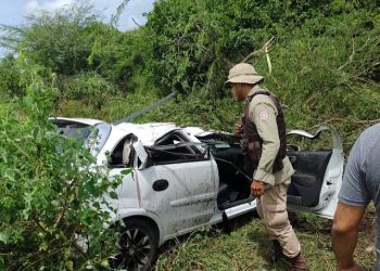 Mulher morre e dois filhos ficam feridos em capotamento na BA 130