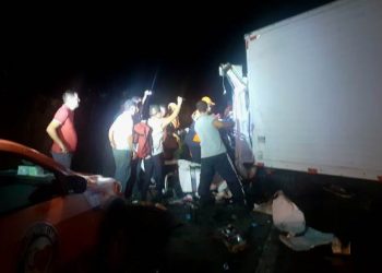 Colisão envolvendo duas carretas e um caminhão baú deixa um dos motoristas ferido com gravidade na BR 324