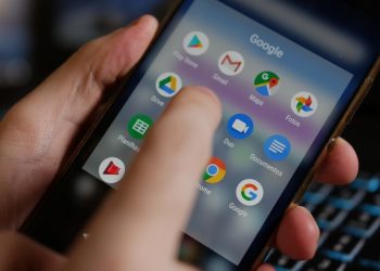 Brasileiros são os que passam mais tempo por dia no celular, diz levantamento