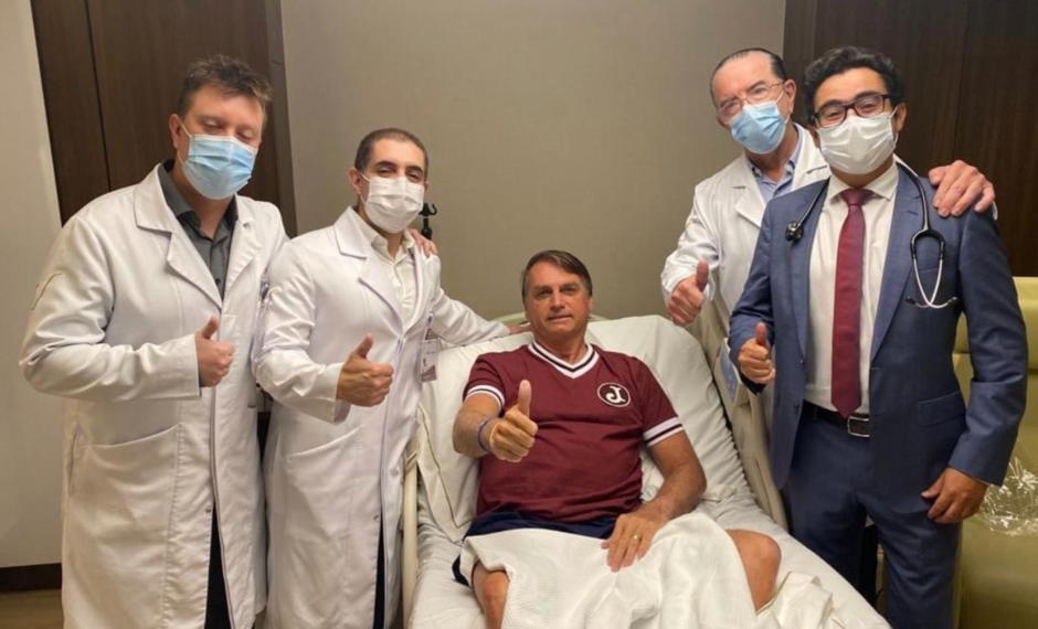 Camarão não mastigado causou obstrução intestinal em Bolsonaro, diz médico