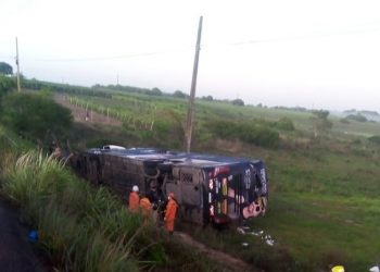 AL – Cantor Devinho Novaes fica ferido em acidente com ônibus da banda; saxofonista morreu