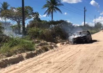 Carro pega fogo na estrada de Juazeirinho e chamas atingiram roça ao lado