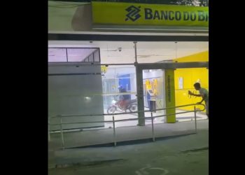 Jovens promovem baderna ao entrarem em banco de moto