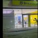 Jovens promovem baderna ao entrarem em banco de moto