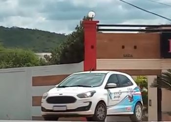 Vídeo – Carro da Prefeitura de São José do Jacuípe é flagrado saindo de motel em plena luz do dia