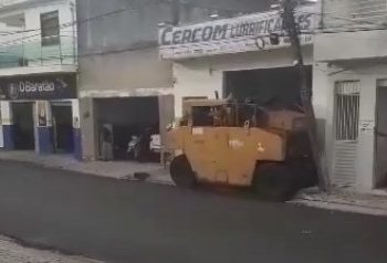 Rolo compactador desgovernado assusta comerciantes a transeuntes na Avenida Senhora Santana