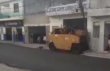 Rolo compactador desgovernado assusta comerciantes a transeuntes na Avenida Senhora Santana