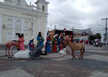 Cavalo é flagrado ‘visitando’ presépio na Praça da Matriz em Coité