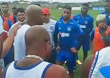 Torcida invade treino e ameaça jogadores do Bahia: ‘Ou vai no amor ou vai na dor’