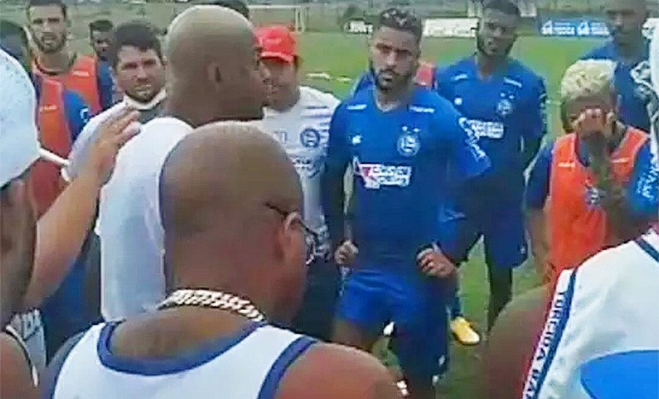 Torcida invade treino e ameaça jogadores do Bahia: ‘Ou vai no amor ou vai na dor’